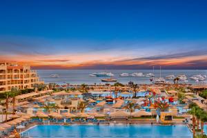 赫尔格达Pickalbatros White Beach Resort - Hurghada的一个带大型游泳池和海滩的度假胜地