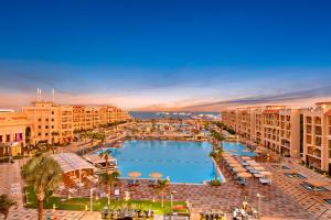 赫尔格达Pickalbatros White Beach Resort - Hurghada的享有带游泳池的度假村的空中景致