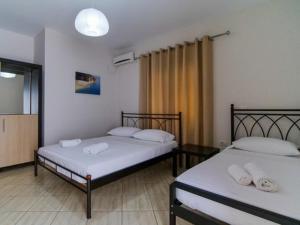 希马拉Vironas Hotel的一间客房内配有两张床的房间