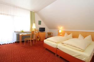奥夫塞斯Brauereigasthof Rothenbach的酒店客房配有两张床和一张书桌