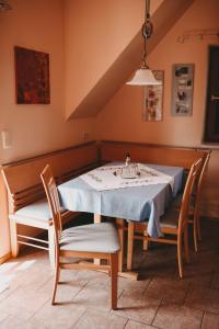 韦因地区拉奇文化酒厂乡村民宿的一间带桌椅的用餐室
