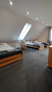 斯托尼拉斯奇Rezydencja Ostoja的一间卧室设有三张床和窗户。