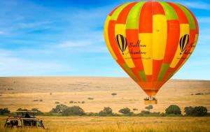 凯科罗克Muthu Keekorok Lodge, Maasai Mara, Narok的飞过田野的热气球