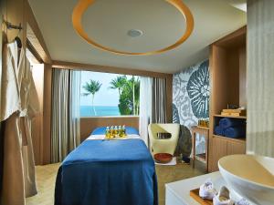 查汶苏梅岛阿玛瑞度假酒店的酒店客房设有床和水槽