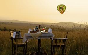 凯科罗克Muthu Keekorok Lodge, Maasai Mara, Narok的一张带热气球的田野桌子