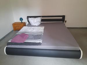 Schöne Wohnung für Monteure und sonstige Reisende客房内的一张或多张床位