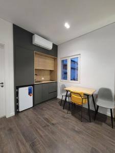 吉诺卡斯特Jani Studio Apartments的厨房以及带桌椅的用餐室。