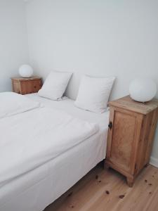 BallenKøbmandsgården的两张单人床、白色床单和床头柜
