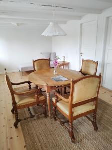 BallenKøbmandsgården的餐桌,椅子和花瓶