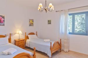 卡拉索纳Es Lliri Blanc的一间卧室设有两张床和窗户。