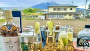 富士河口湖貸別荘 ウサギの郷的坐在桌子上的一组酒瓶