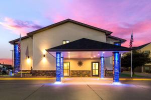 盖尔斯堡Quality Inn Galesburg near US Highway 34 and I-74的前面有蓝色灯光的建筑