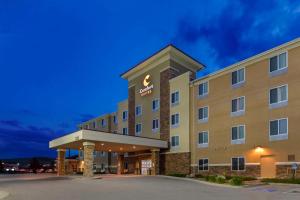 拉皮德城Comfort Suites Conference Center Rapid City的夜间酒店 ⁇ 染