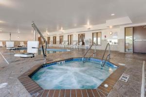 拉皮德城Comfort Suites Conference Center Rapid City的热水浴池位于客房中间