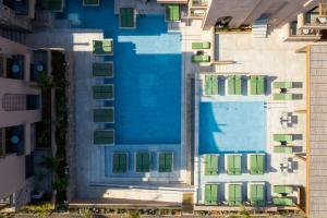 赫索尼索斯Paralos Venus Suites Adults Only的享有带游泳池的建筑的空中景致