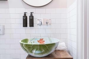 斯德哥尔摩Story Hotel Riddargatan, part of JdV by Hyatt的浴室内一个柜台上的绿色碗