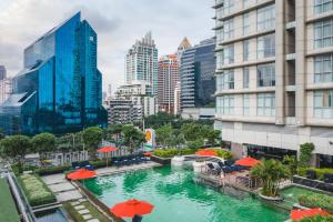 曼谷曼谷沙通维斯塔 - 万豪行政公寓的一座位于城市中心的游泳池,
