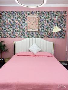 河内FlowerGod Apartments - BlackPink HomeStay的粉红色的卧室配有一张带粉红色床罩的床