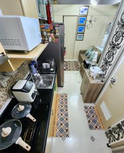 马尼拉High-Tech Studio at Grass Residences -2 persons only, Quezon City的小厨房配有炉灶和水槽