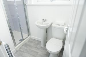 普里茅斯Fred's Place的白色的浴室设有卫生间和水槽。