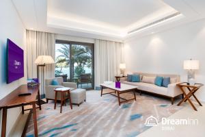 富查伊拉Dream Inn - Address Beach Residence Fujairah - Premium Apartments的客厅配有沙发和桌子