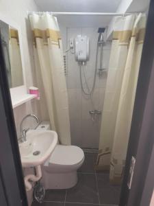 伊斯坦布尔Noya Suites的带淋浴、卫生间和盥洗盆的浴室
