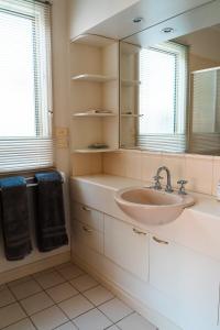安吉西Anglesea Rivergums的一间带水槽和镜子的浴室