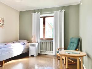 上托尔内奥Tornedalens B&B的卧室配有1张床、1张桌子和1把椅子