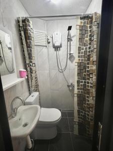 伊斯坦布尔Noya Suites的一间带卫生间和水槽的小浴室