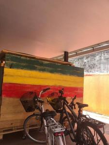 Rémire-Camples hauts de Remire Chambre studio indépendant calme avec piscine的两辆自行车停在墙上