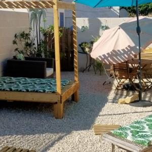 阿尔啼Casa Fleur Casco Antiguo Altea con Piscina privada y Jardin的配有床、雨伞和桌子的房间