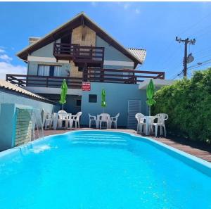 弗洛里亚诺波利斯Residencial Las Dunas的一座带游泳池和房子的别墅