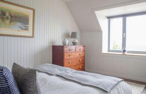 ElgolTaigh Druim的一间卧室配有一张床、一个梳妆台和一扇窗户。