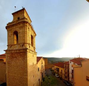 莫雷拉Céntrico dúplex con vistas, en Morella的街道上一座带钟楼的历史建筑