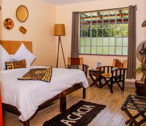 内罗毕Acacia Tree Lodge的一间卧室设有一张床和一个窗口