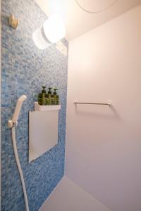 宫古岛Panari的架子上装有葡萄酒瓶的浴室