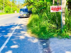 韦利格默海湾屋旅馆的一辆卡车在路上行驶,上面有标志