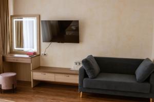 第聂伯罗Graff Hotel的客厅配有沙发和电视。