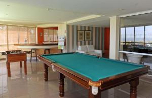 丰沙尔Florasol Residence Hotel - Dorisol hotels的客厅配有台球桌