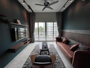 古晋Modern Stylish Apartment near Kuching Airport的带沙发和电视的客厅