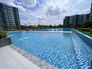 古晋Modern Stylish Apartment near Kuching Airport的一座位于城市的游泳池,有高大的建筑