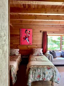 拉加尔德EnJOiE的小木屋内一间卧室,配有两张床