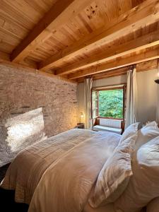 拉加尔德EnJOiE的一间卧室设有一张带木制天花板的大床