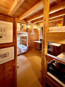 拉加尔德EnJOiE的小屋内带双层床和书桌的客房