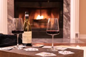 诺维奇Villa Signor的壁炉桌上的两杯葡萄酒
