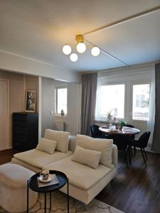 皮耶塔尔萨里Little Paris, 1 bedroom apartment的客厅配有沙发和桌子