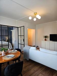 皮耶塔尔萨里Little Paris, 1 bedroom apartment的客厅配有床、桌子和沙发