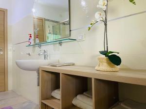Cepagattivilla relax的一间带水槽和镜子的浴室