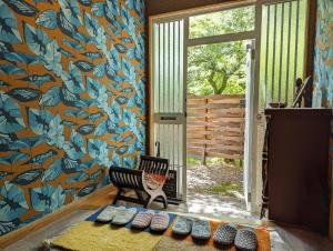 雾岛市星空に包まれる 森の隠れ家　Amrita Lodge ~stay & retreat~的一个带长凳和五颜六色墙壁的房间
