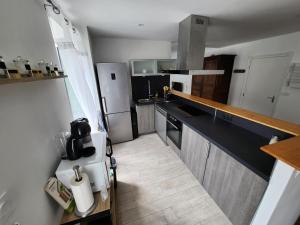 盖雷Magnifique T3 Guéret的一间带冰箱和台面的小厨房